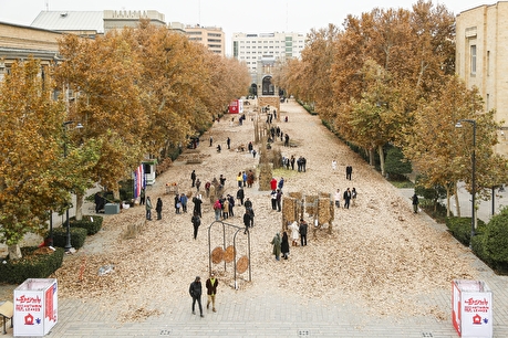 خش خش برگ‌های پاییزی در میدان مشق