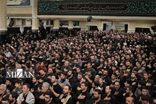 نوای «ایران‌ای سرای امید‌ای حرم آل محمد (ص)» توسط حاج محمود کریمی در حسینیه امام خمینی (ره)