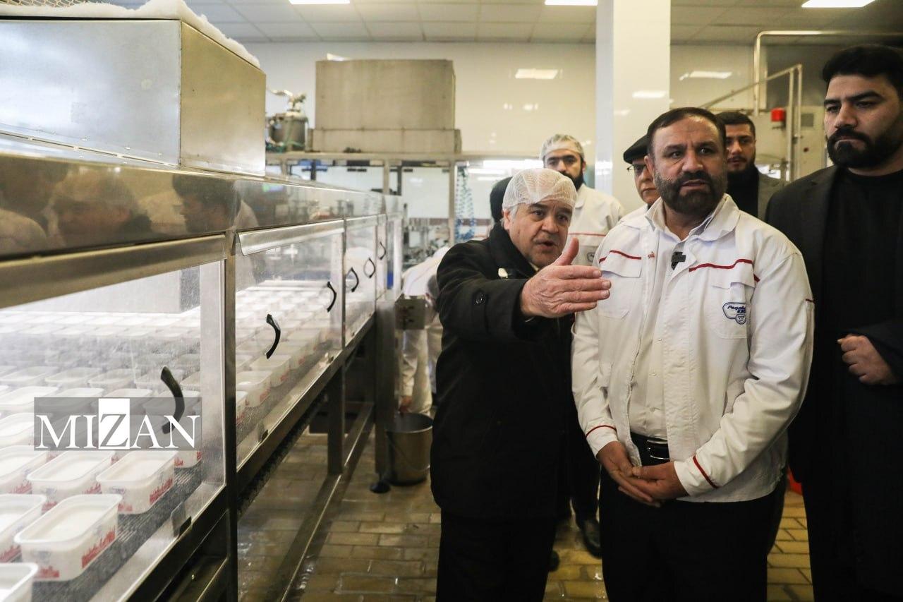 بازدید دادستان تهران از شرکت ملی صنایع شیر پگاه/ ورود قاطعانه دادستانی تهران به تخلفات مربوط به بازار لبنیات/ نظارت بر قیمت‌گذاری، مقابله با گران‌فروشی و تضمین سلامت مردم در دستور کار دادسرای تهران قرار گرفت