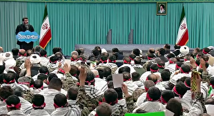 بگو فرعون را موسی به سوی نیل می‌آید / علی با ذوالفقار خود به اسرائیل می‌آید