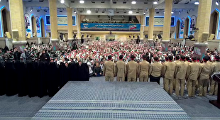 لحظاتی از سرودخوانی بسیجیان در مراسم روز بسیج در حسینیه امام خمینی (ره)