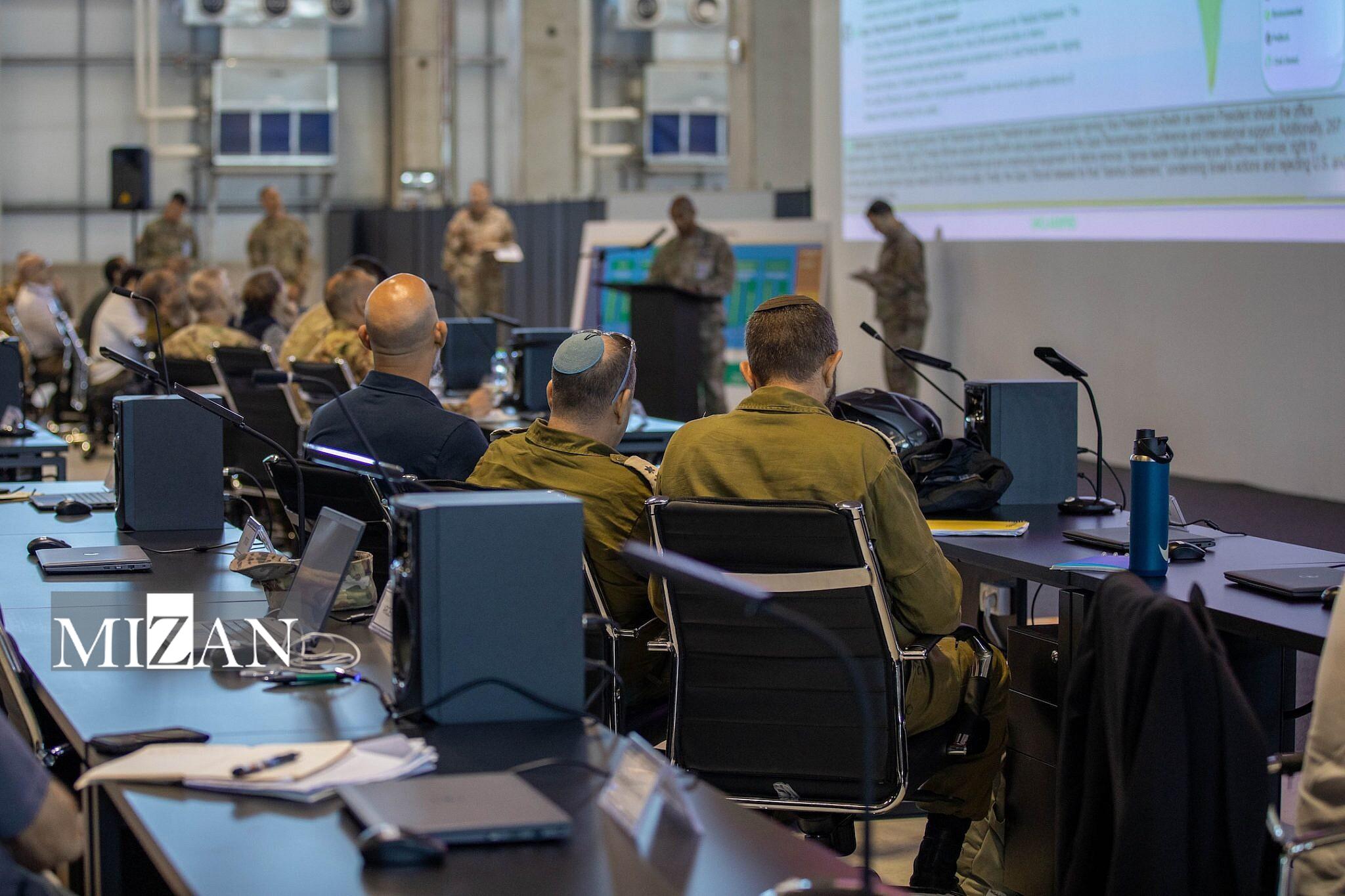 کارکنان نظامی رژیم صهیونیستی در مرکز هماهنگی نظامی-غیرنظامی در کریات گات، جنوب اراضی اشغالی در ۲۸ اکتبر ۲۰۲۵ (6 آبان) به صحبتهای نظامیان ارتش آمریکا در مورد عملیات نظامی-غیرنظامی گوش میدهند. شرکتهای هوش مصنوعی بهدنبال کسب غنیمت از نسلکشی غزه