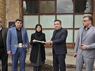 سند تک‌برگ کاخ چهلستون مجموعه دولتخانه صفوی به سرپرست میراث فرهنگی قزوین اهدا شد