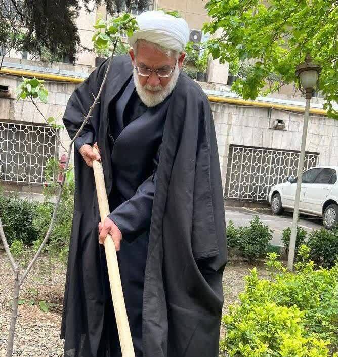 در لبیک به ندای رهبر معظم انقلاب صورت گرفت؛ کاشت یک اصله نهال مثمر توسط رئیس دیوان عالی کشور در محوطه کاخ دادگستری