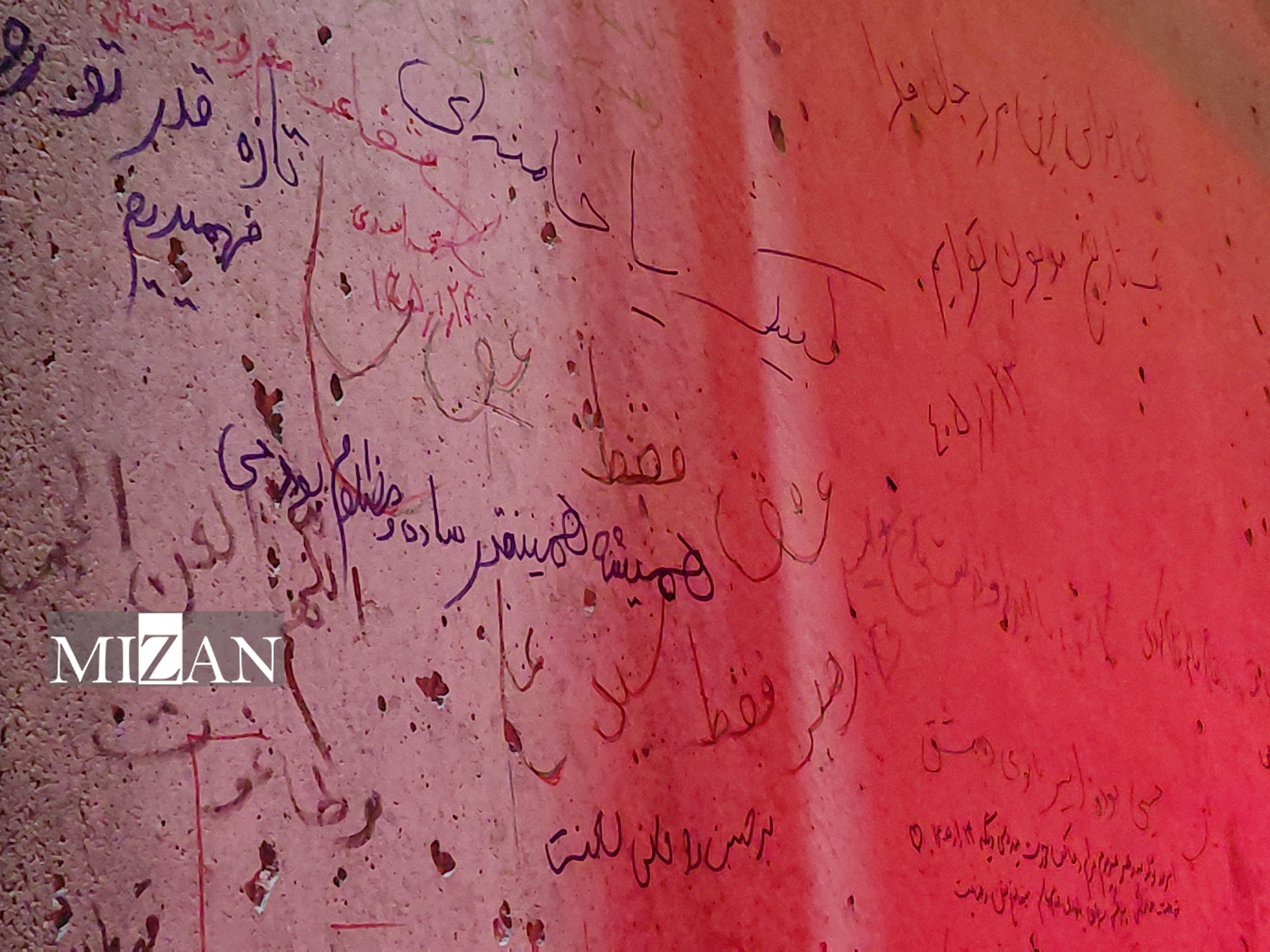 وقتی که دیوار‌های خیابان کشوردوست زبان مردم شد؛ خداحافظی با رهبر شهید در خیابانی که بیدار ماند