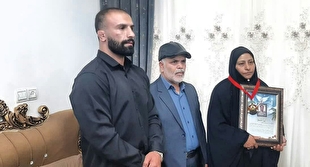 اهدای مدال کشتی گیر لرستانی به خانواده شهید جنگ رمضان