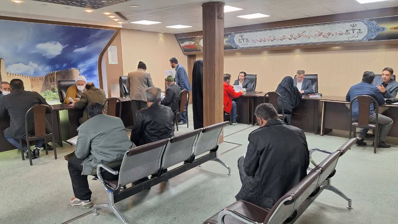 برگزاری ۱۸۹ میز خدمت در دادگستری لرستان در سال ۱۴۰۴؛ ملاقات بی‌واسطه بیش از ۴ هزار نفر با مسئولان قضایی استان