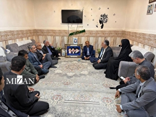دیدار وزیر فرهنگ و ارشاد اسلامی با خانواده معلم شهید مدرسه شجره طیبه میناب