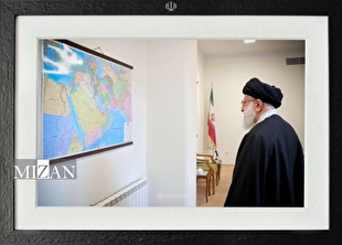 انتشار تصویری از شهید خامنه‌ای رضوان‌الله‌علیه در دفتر کار امور نظامی فرماندهی کل قوا هنگام مشاهده نقشه