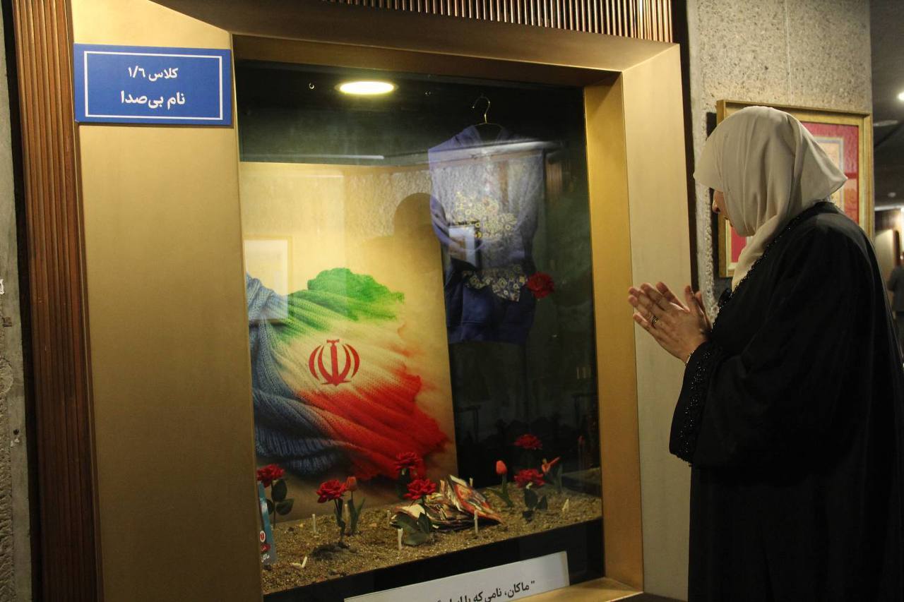 «ریم الوریمی» شاعر و فیلسوف تونسی در کنار برج آزادی سرود