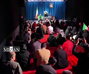 گوشه‌هایی از حضور شبانگاهی مردم عزادار در جوار محل شهادت حضرت آیت‌الله العظمی خامنه‌ای؛ خیابان کشوردوست