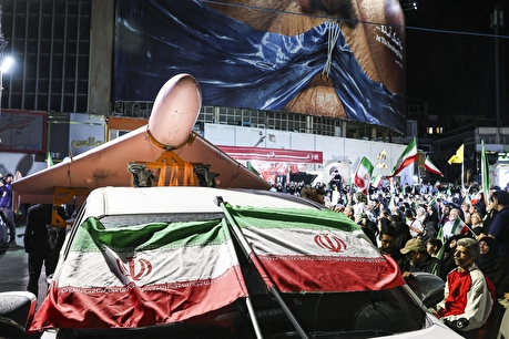 پرواز پهباد بر فراز میدان ولیعصر (عج)