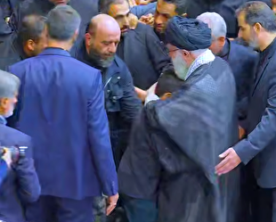 نوه‌های شهید رئیسی در آغوش رهبر شهید انقلاب بعد از اقامه نماز بر پیکر رئیس‌جمهور شهید و همراهان گرامی ایشان