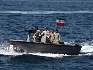 معاون نیروی دریایی سپاه: دست به ماشه‌ایم