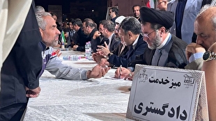 رئیس کل دادگستری فارس: حضور حماسی مردم در میدان، دین بزرگی بر عهده مسئولان نهاده است/ رسیدگی به درخواست های حقوقی و قضایی ۱۱۲ شهروند در میز خدمت