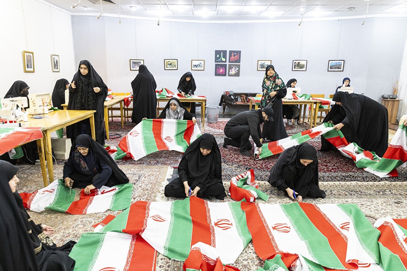 گالری عکس دیروز،  کارگاه پرچم امروز