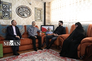 امیردریادار سیاری با خانواده شهید سرلشکر خلبان نصیرزاده دیدار کرد