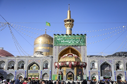 آیین تعویض پرچم گنبد منور رضوی