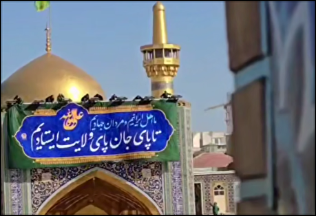 لحظه نصب کتیبه عید سعید غدیر در حرم مطهر امام رضا (ع)