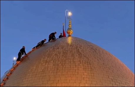 شست‌وشو و غبارروبی گنبد حرم حضرت عباس (ع) در آستانه محرم