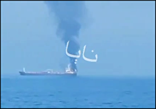 ویدیویی که در فضای مجازی منتشر شده، نفتکش دچار آتش‌سوزی در نزدیکی سواحل عمان را نشان می‌دهد