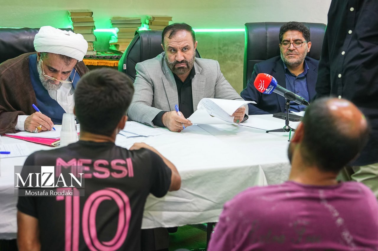 بازدید دادستان تهران به همراه ۱۶۸ مقام قضایی از زندانهای استان/ صدور دستور مرخصی پایان حبس برای ۱۴۵ زندانی بازدید دادستان تهران به همراه ۱۶۸ مقام قضایی از زندانهای استان/ صدور دستور مرخصی پایان حبس برای ۱۴۵ زندانی