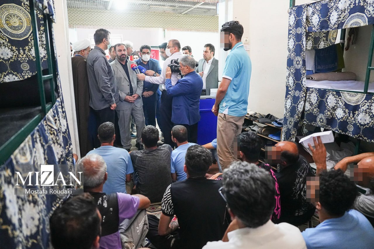 بازدید دادستان تهران به همراه ۱۶۸ مقام قضایی از زندانهای استان/ صدور دستور مرخصی پایان حبس برای ۱۴۵ زندانی بازدید دادستان تهران به همراه ۱۶۸ مقام قضایی از زندانهای استان/ صدور دستور مرخصی پایان حبس برای ۱۴۵ زندانی