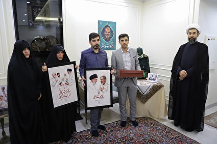 دیدار اعضای دفتر رهبر شهید انقلاب با خانواده شهید جمشید اسحاقی