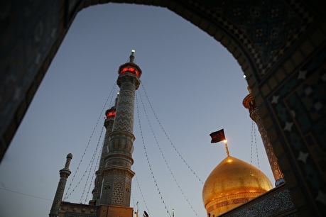 اهتزاز پرچم عزای حسینی در حرم حضرت معصومه (س)