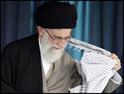 رهبر انقلاب از چه زمانی چفیه بر دوش انداختند؟