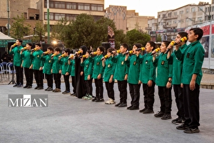 گروه سرود «ثامن» با لباس خادمی امام رضا (ع) در «خیمه هنر»