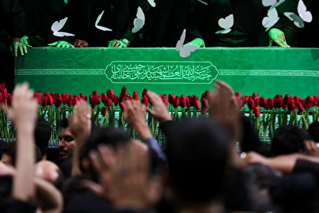 مراسم وداع با پیکر رهبر شهید انقلاب اسلامی در جوار حسینیه امام خمینی(ره)