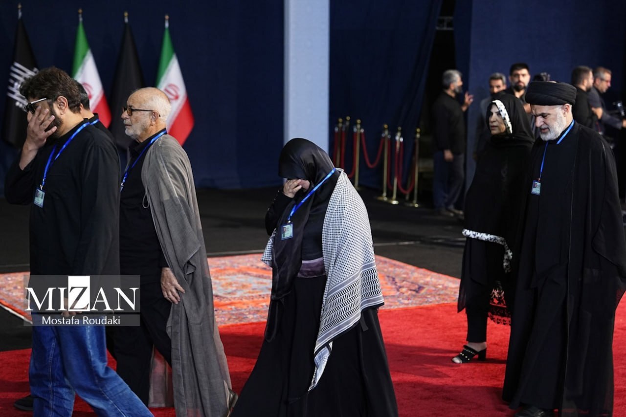 برگزاری مراسم ادای احترام شخصیتهای خارجی به آقای شهید ایران برگزاری مراسم ادای احترام شخصیتهای خارجی به آقای شهید ایران