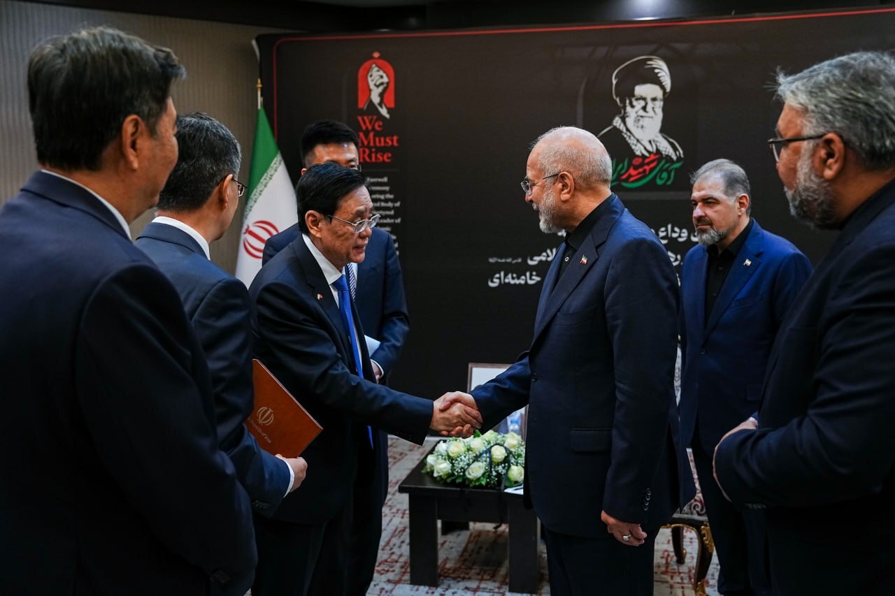 برگزاری مراسم ادای احترام شخصیتهای خارجی به آقای شهید ایران برگزاری مراسم ادای احترام شخصیتهای خارجی به آقای شهید ایران