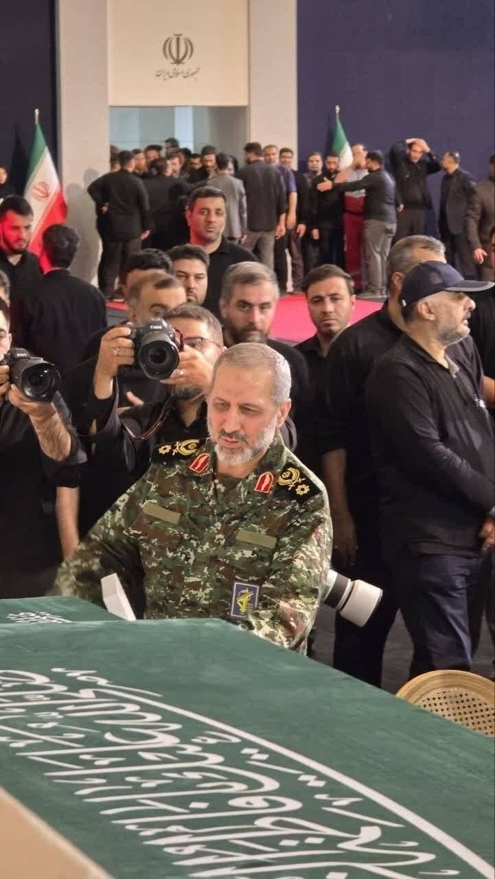 تصویری از وداع فرمانده هوافضای سپاه با رهبر شهید