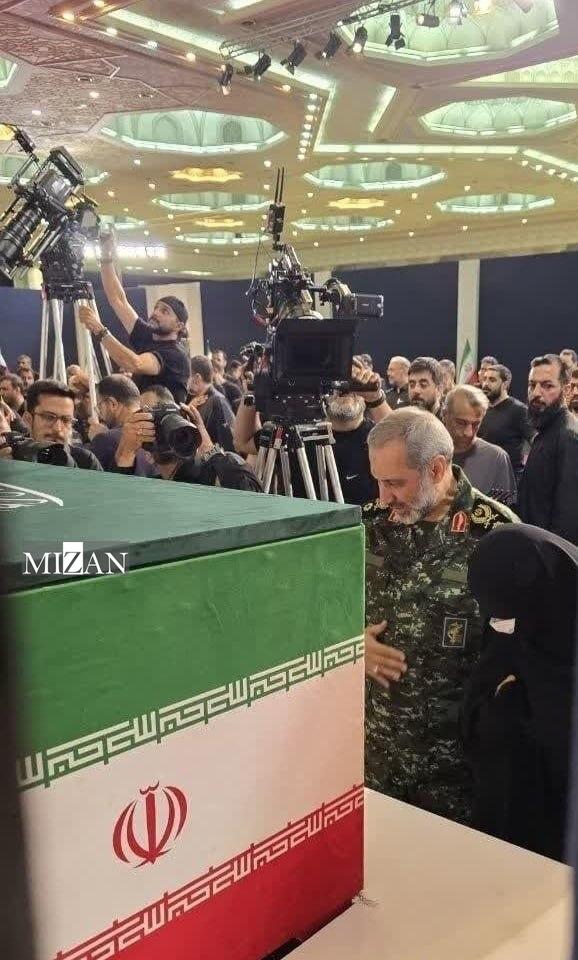 تصویری از وداع فرمانده هوافضای سپاه با رهبر شهید