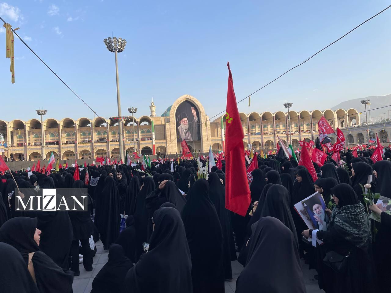 حضور پرشور بانوان در مراسم وداع با رهبر شهید انقلاب حضور پرشور بانوان در مراسم وداع با رهبر شهید انقلاب