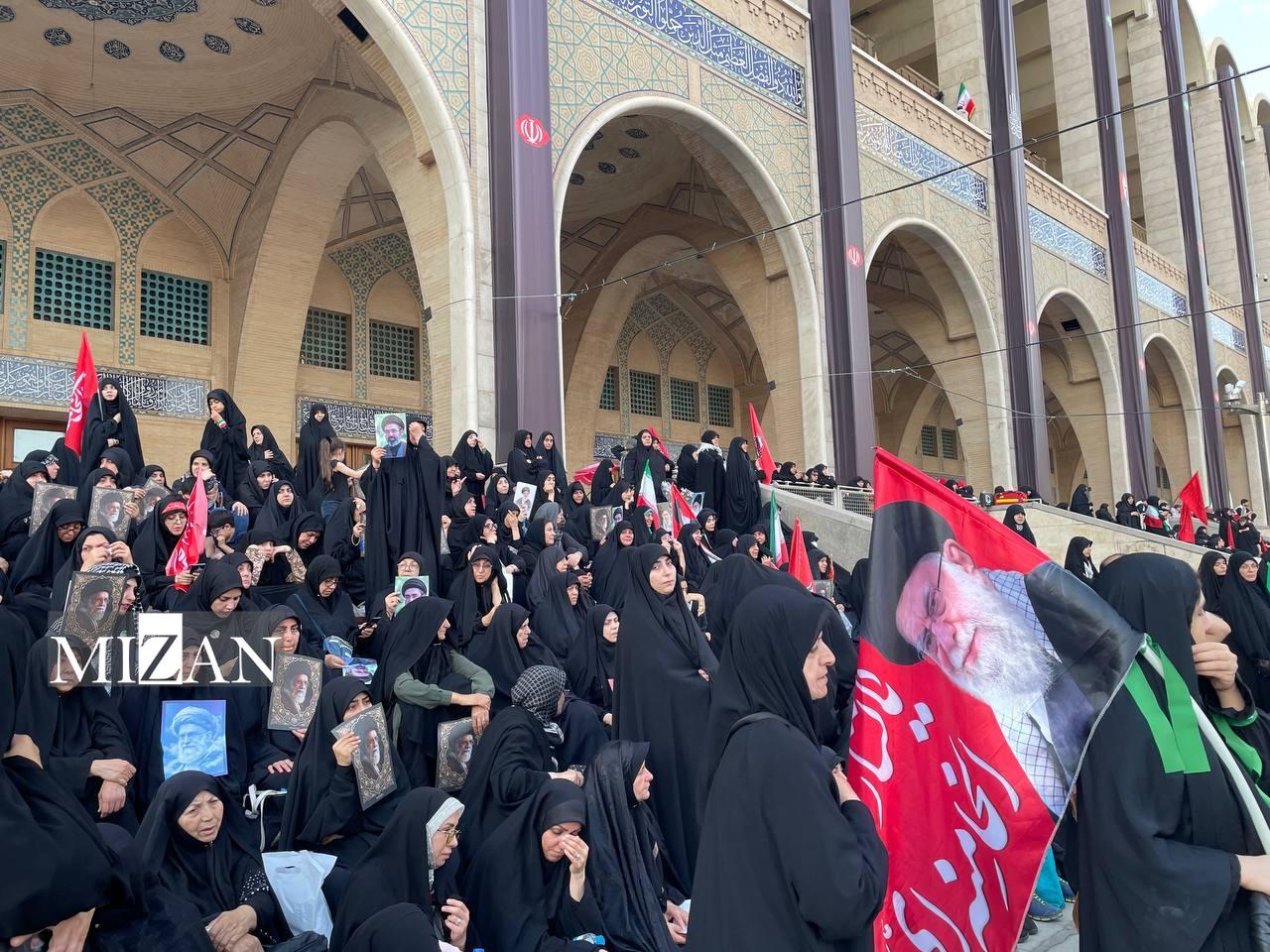 حضور پرشور بانوان در مراسم وداع با رهبر شهید انقلاب حضور پرشور بانوان در مراسم وداع با رهبر شهید انقلاب