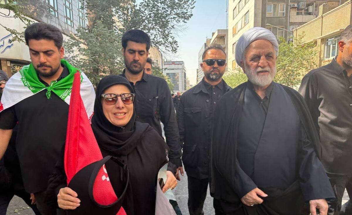 حضور رئیس قوه قضاییه در مراسم تشییع پیکر مطهر قائد شهید امت و جمعی از اعضای خانواده ایشان در تهران