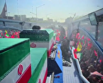 خودروی حامل پیکر مطهر رهبر شهید انقلاب در مسیر تشییع تهران