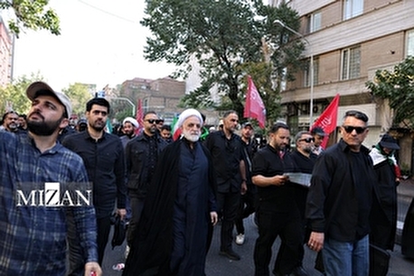 حضور رئیس قوه قضاییه در مراسم تشییع پیکر مطهر قائد شهید امت و جمعی از اعضای خانواده ایشان در تهران