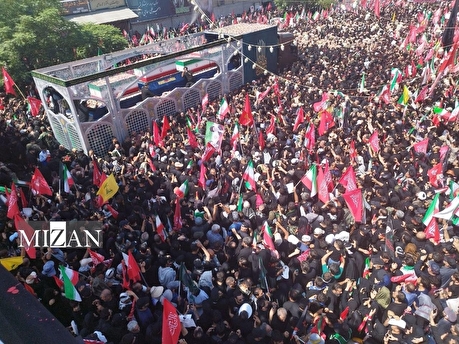 لحظه ورود خودروی حامل پیکر رهبر شهید انقلاب به میدان آزادی