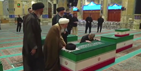 قرائت فاتحه و وداع آیت‌الله جوادی آملی با رهبر شهید انقلاب