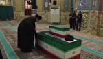 بوسه حجت‌الاسلام والمسلمین هادی خامنه‌ای، برادر رهبر شهید انقلاب بر تابوت ایشان