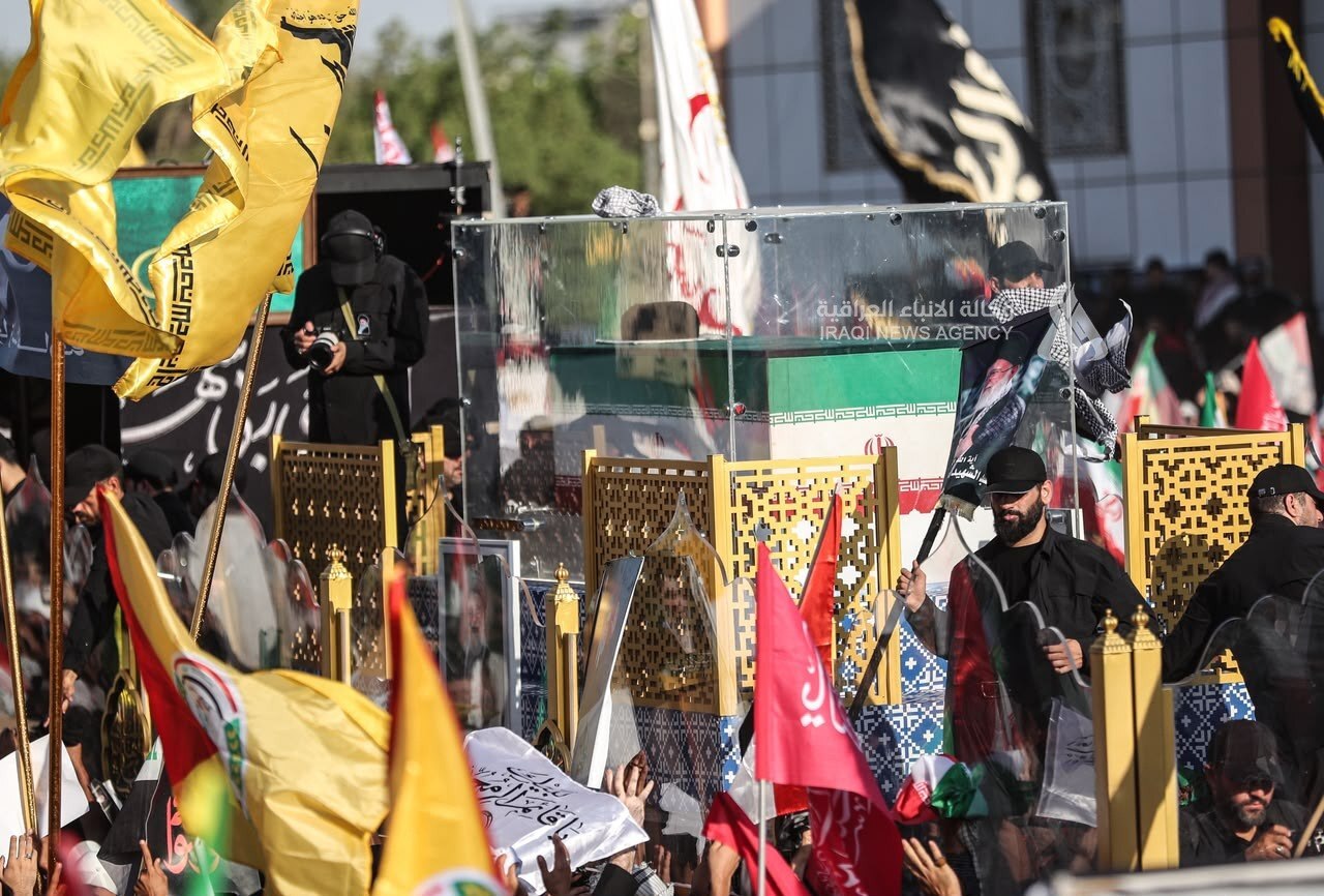آغاز مراسم تشییع پیکر مطهر امام شهید در نجف آغاز مراسم تشییع پیکر مطهر امام شهید در نجف