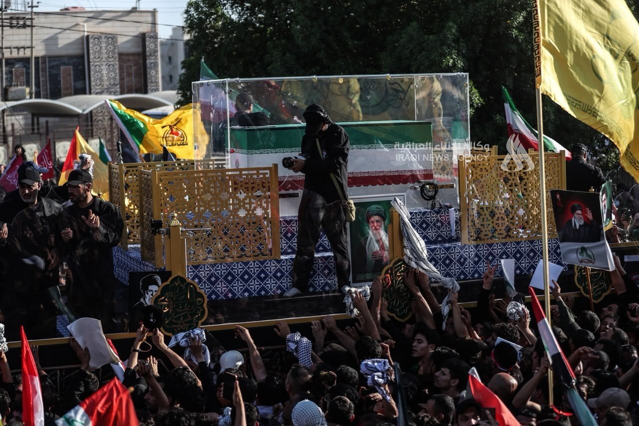 آغاز مراسم تشییع پیکر مطهر امام شهید در نجف آغاز مراسم تشییع پیکر مطهر امام شهید در نجف