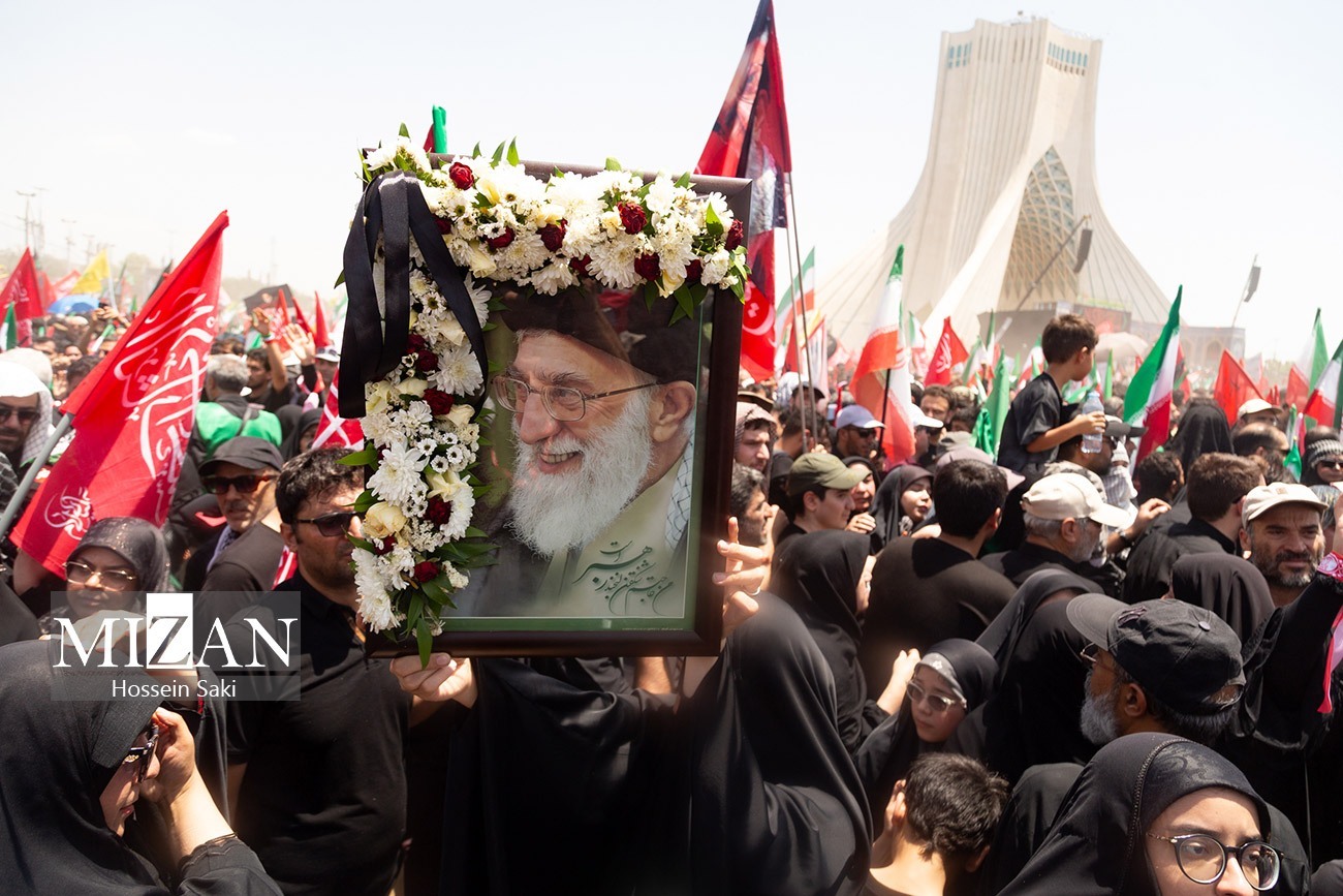 سرخرگهای غیرت در کالبد تهران؛ آخرین وداع پایتخت با امام شهیدش سرخرگهای غیرت در کالبد تهران؛ آخرین وداع پایتخت با امام شهیدش