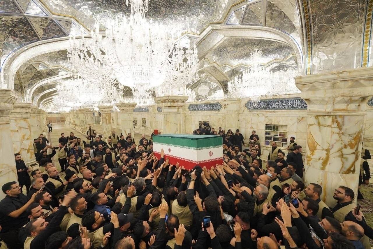 اقامه نماز بر پیکر خانواد رهبر شهید ایران در حرم امام حسین (ع)