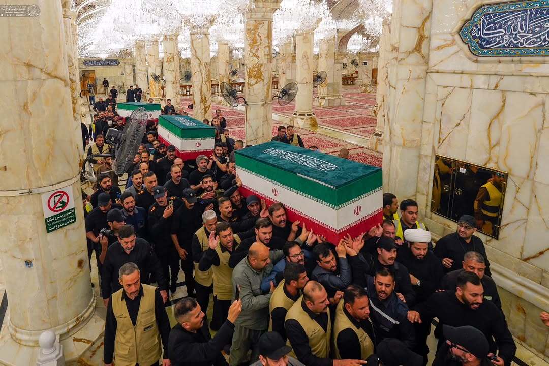 اقامه نماز بر پیکر خانواد رهبر شهید ایران در حرم امام حسین (ع)