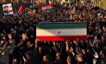 اشک‌های عزاداران عراقی در بین‌الحرمین، هنگام ورود پیکر‌های مطهر شهدای خانواده رهبر شهید انقلاب